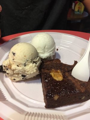 Almond and coconut ice cream with brownie  at Yummy Helados in Malaga