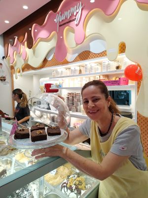 in our team, we have Asceneth , always willing to help.😀🍦 at Yummy Helados in Malaga