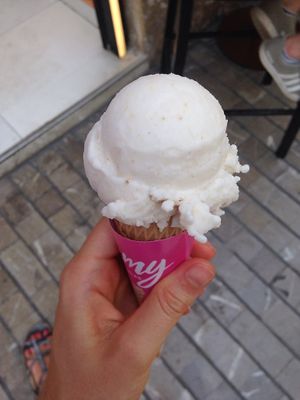 Pear and ginger small ice cream at Yummy Helados in Malaga