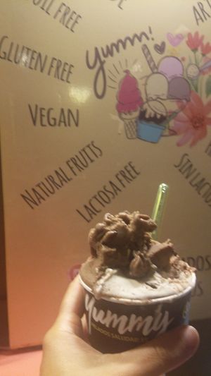 Snickers and ferrero flavours at Yummy Helados in Malaga