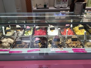 All vegan: Matcha tea, “stracciatela”(milk & choco.), avocado, Forrest fruits, lemon, strawb., mango, pistachio, snickers, almond crunch, “Alabaha”(black forest g.), Roche, at Yummy Helados in Malaga