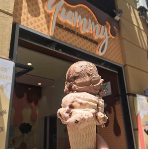Dark chocolate and vegan snickers 🍦 at Yummy Helados in Malaga