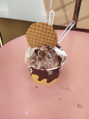 Almond, carrot cake and kinder at Yummy Helados in Malaga