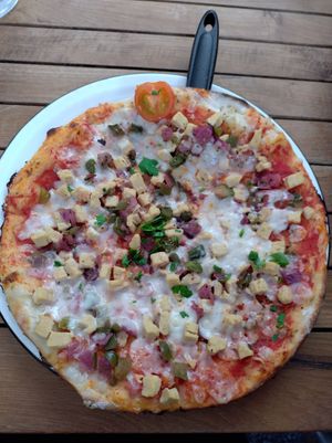 Vegan supreme with quorn pieces, green peppers, onions at Milano in Killarney