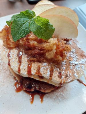 apple pie pancakes at Butterflies and Hurricanes in Thessaloniki