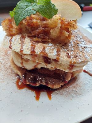 apple pie pancakes at Butterflies and Hurricanes in Thessaloniki