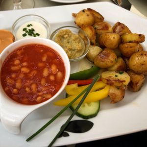 Bratkartoffeln und baked beans at Schwarzer Walfisch  in Heidelberg