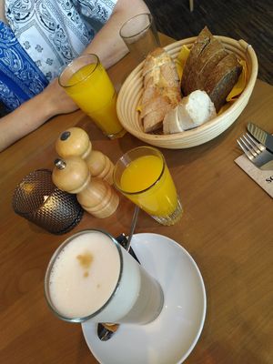 Brotkorb für 2 Personen, frisch gepresster Oramgensaft at Schwarzer Walfisch  in Heidelberg