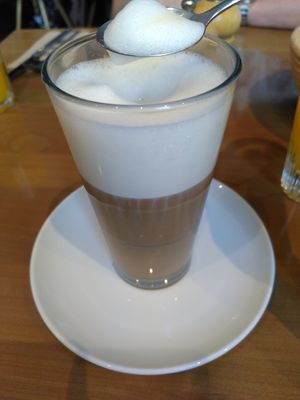 Latte Macchiato mit Haferdrink at Schwarzer Walfisch  in Heidelberg