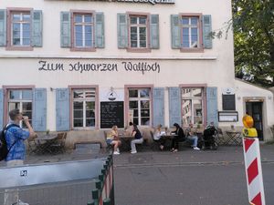 Sitzgelegenheiten innen und außen at Schwarzer Walfisch  in Heidelberg