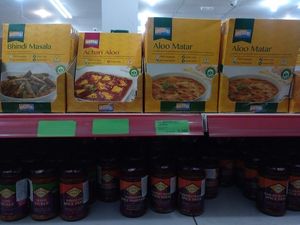 Vegan indian meals at Cosmo Cash & Carry in Madrid