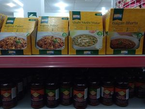 Vegan indian meals at Cosmo Cash & Carry in Madrid