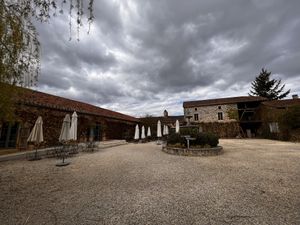 The courtyard   at Le Caillau in Vire-sur-lot
