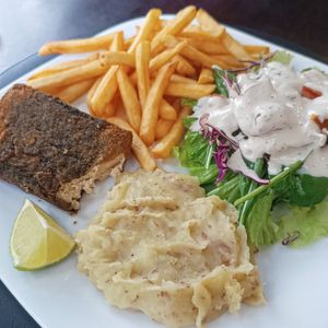 Peixe frito de tofu + batata frita + salada + purê de mandioquinha at Bistro Vegano in Niteroi