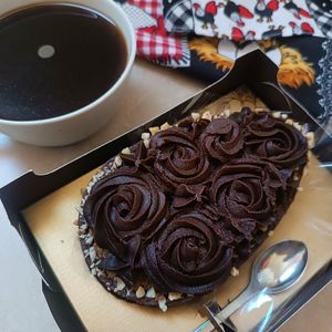 Ovo de Páscoa de ganache de chocolate com bolo de melado e caramel salgado. at Bistro Vegano in Niteroi