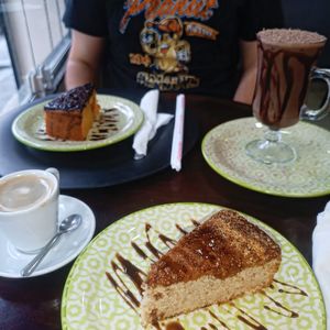 Bolo de paçoca com doce de leite, café, bolo de cenoura e frappuccino. at Bistro Vegano in Niteroi