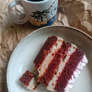 Bolo red velvet com creamcheese vegano e lemoncurd. at Bistro Vegano in Niteroi