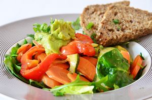 Bagels Salad mit Ofengemüse, Guacamole, veganem Dressing & Brot at Bagels & Coffee in Potsdam