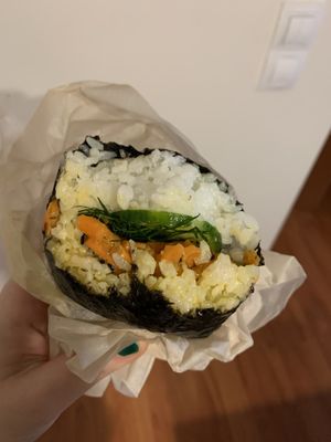 Marinovana mrkev onigirazu at Onigirazu in Prague