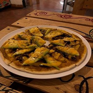 Pizza vegan

Nota: La base de la Pizza  es queso cheddar vegano y salsa napolitana, la pizza es personal.


 at Vegan Cocina Viva Cali in Cali