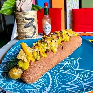 Veggie Dog: Pico de gallo, Guacamole, salchicha de quinoa, maíz tostado, Nachos y cheddar vegano. ( salsa Tabasco picante opcional) 
 at Vegan Cocina Viva Cali in Cali