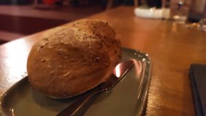 Freshly baked dipping bread at Achterwerk in Groningen