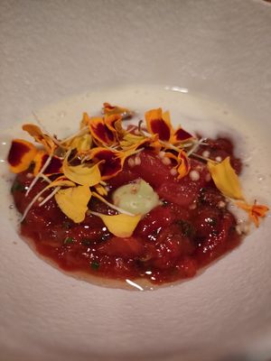 Watermeloen/tomaat met vegan kaasssaus at Achterwerk in Groningen