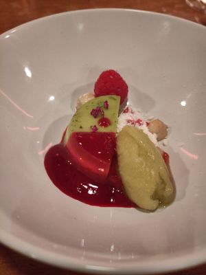 Basilicum pannecotta en ijs met framboos at Achterwerk in Groningen