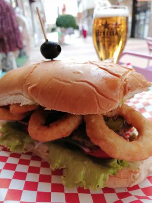 "The Super" new roll for vegetarian and vegan people, barbacue seitan bistec, lettuce🥬, tomatoe🍅, onion rings, pikles🥒and veganese🤤😁 at Rocket Café in Tenerife