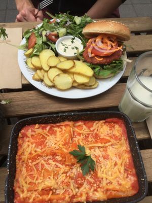 Burger en lasagne at All About Eve in Hasselt