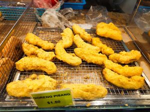 Fried banana fritters at Delisnacks 德利食 - Eunos Market in East Singapore