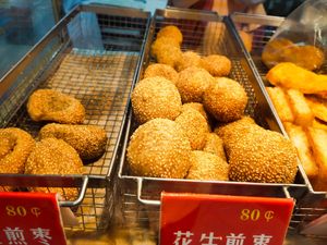 Sesame balls at Delisnacks 德利食 - Eunos Market in East Singapore