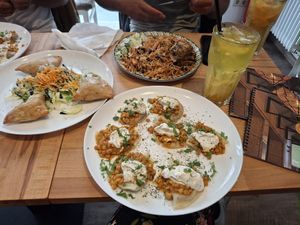 Ashak (vorne rechts), Sambosa (links) at Die Waffel in Mainz