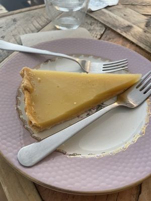 Lemoncake  at Au Bonheur des Chats in Lyon