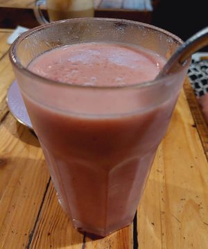 Banana raspberry smoothie at Au Bonheur des Chats in Lyon