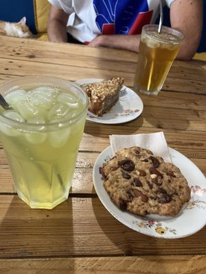 Vegan cookie and banana bread with iced teas   at Au Bonheur des Chats in Lyon