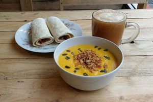 Hot soup, dried tomatoes and humus wrap and hot apple/cinnanon juice (freshly squeezed) at Au Bonheur des Chats in Lyon