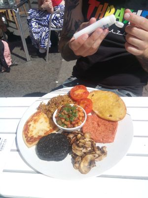 Schottisches Frühstück mit Blackpudding, Haggis, Pilzen, Kartoffelscone, Tomaten, Knoblauchbrot at The Glasvegan in Glasgow
