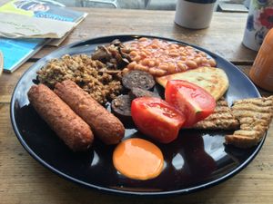 Full brekkie feat. Sriracha mayo at The Glasvegan in Glasgow