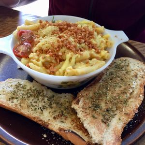 Mac and cheese with garlic bread at The Glasvegan in Glasgow