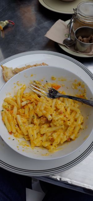 Amazing mac and cheese with garlic bread at The Glasvegan in Glasgow