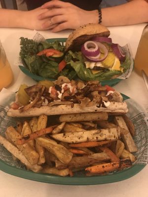 Hotdog aleman y hamburguesa clásica 👌🏻 at Distrito Vegano in Merida