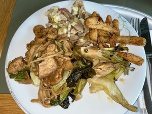 Buffetteller, u. a. mit Zucchini-Chia- Sticks, Pak-Choi und Siedfleischsalat  at Tibits in St Gallen