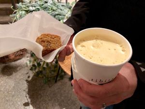 Der beste Kurkuma-Latte mit dem dicksten Schäumchen und einem nach bündner Nusstorte schmeckenden veganen Blondie at Tibits in St Gallen