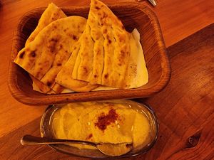 Gratis starter: hummus with pita at Saltanat Fish & Kebab House in Istanbul