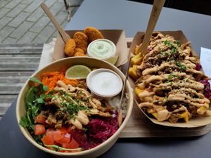 Kebab-Bowl, Kebab-Fries und die BESTEN veganen Nuggets mit ebenfalls veganer Basilikummayo at Frittenglück - Siegen Oberstadt in Siegen
