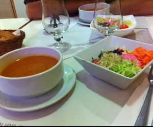 crema de calabaza y ensalada at La Biotika in Madrid