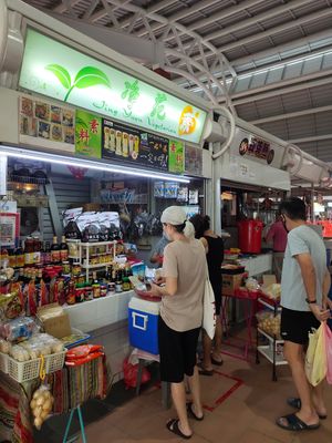 Buying.. at Jing Yuan Vegetarian 靜苑素 in Central Singapore