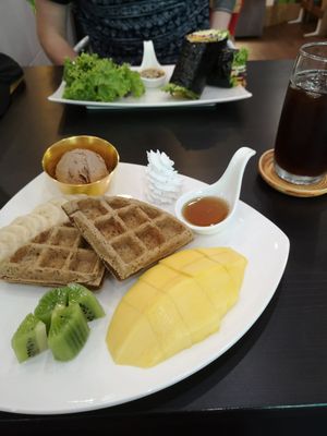 Waffles and raw nori wrap & organic iced Americano at Raw Vega in Bangkok
