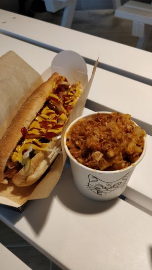 hotdog, mac n chez side at Indy's Vegan Kitchen in Swindon